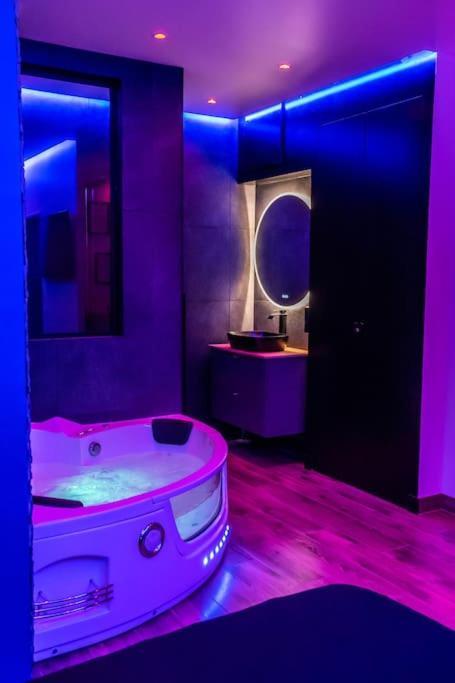 Blue Night - Jacuzzi - Bord De Seine Apartment Corbeil-Essonnes Ngoại thất bức ảnh